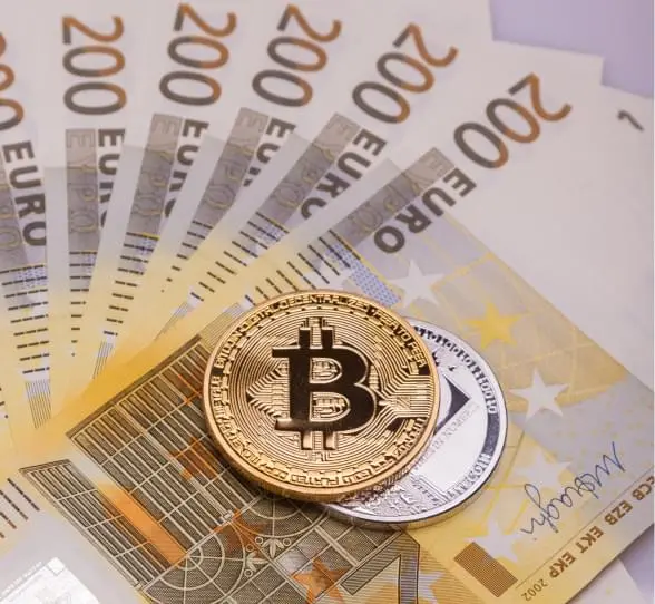 Pièce de Bitcoin sur des billets en euros illustrant l'activité de trading de cryptomonnaies sur Immediate Flik